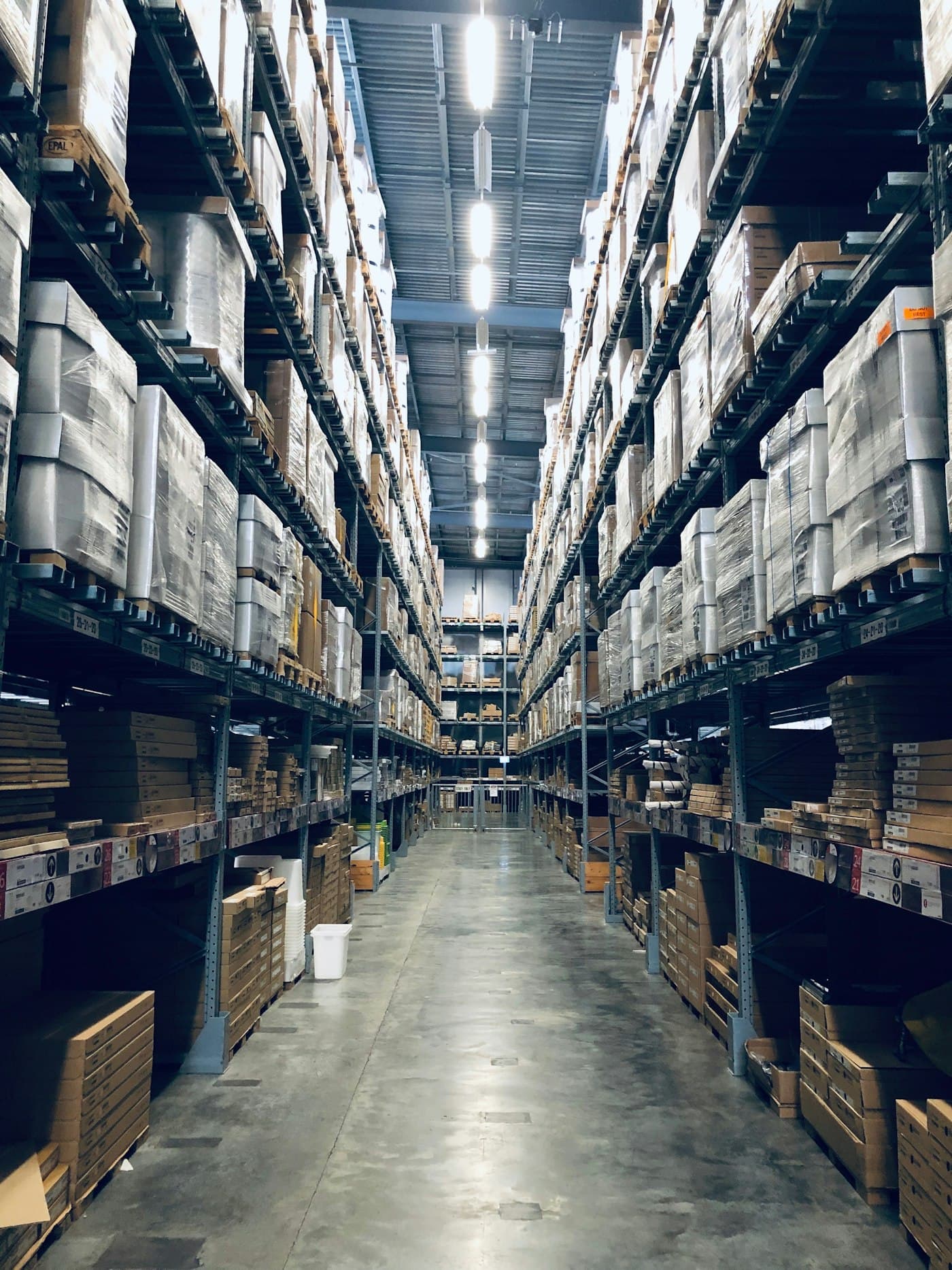 Distribution center aisle